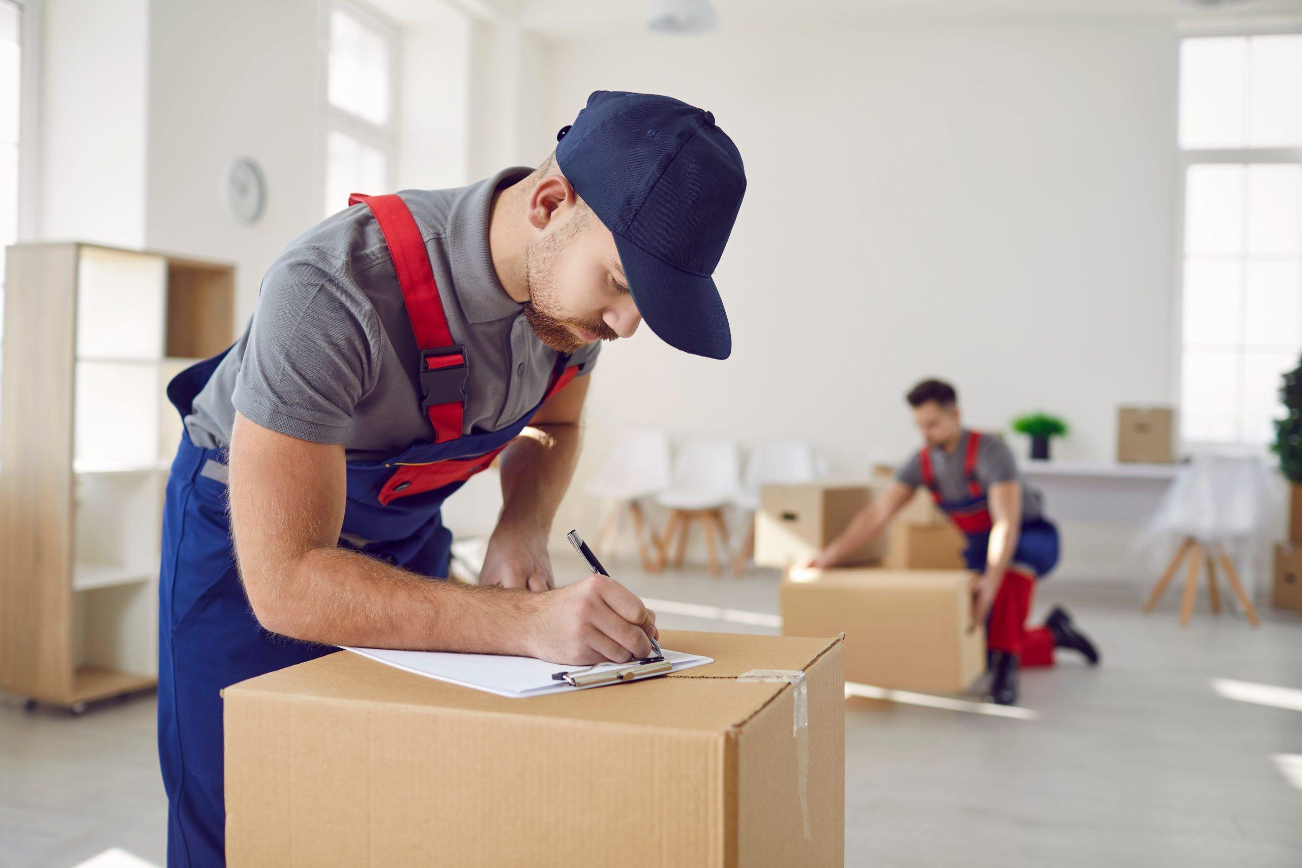 Umzugskartons in moderner Wohnung
