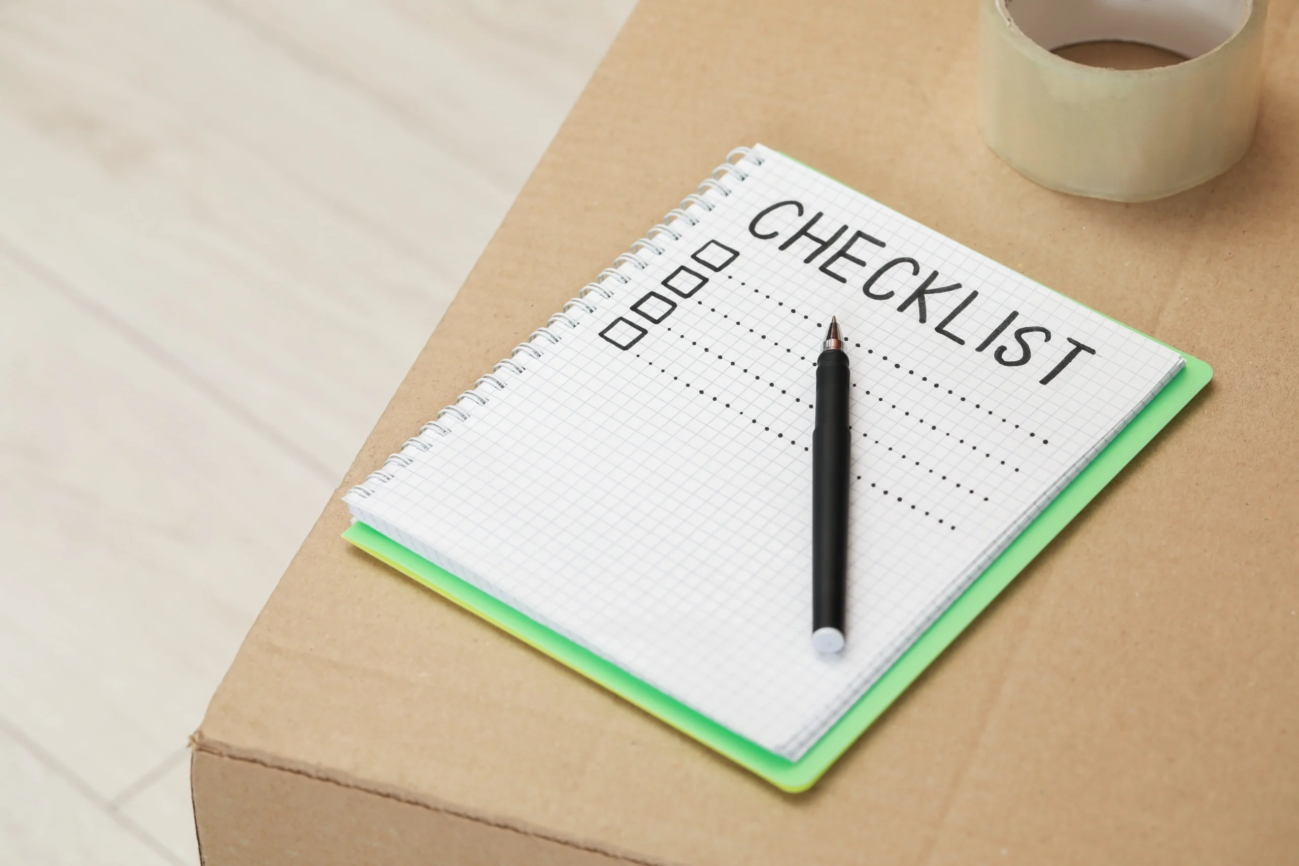 Person hakt Punkte auf einer Checkliste ab